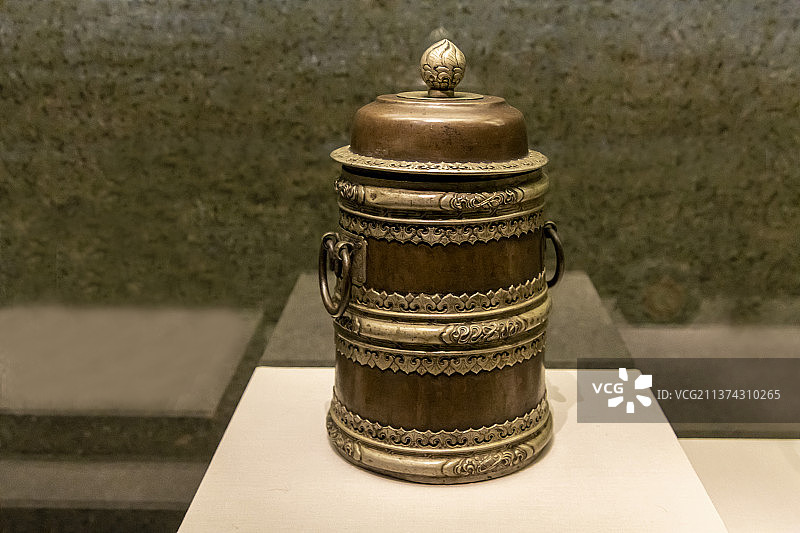铜奶桶（清代，内蒙古博物院藏，蒙古族传统器皿，多用于盛放水、茶水、乳汁等，也用于家族祭祀活动）图片素材
