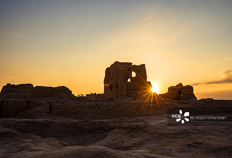 新疆吐鲁番 交河故城 日出 朝霞图片素材