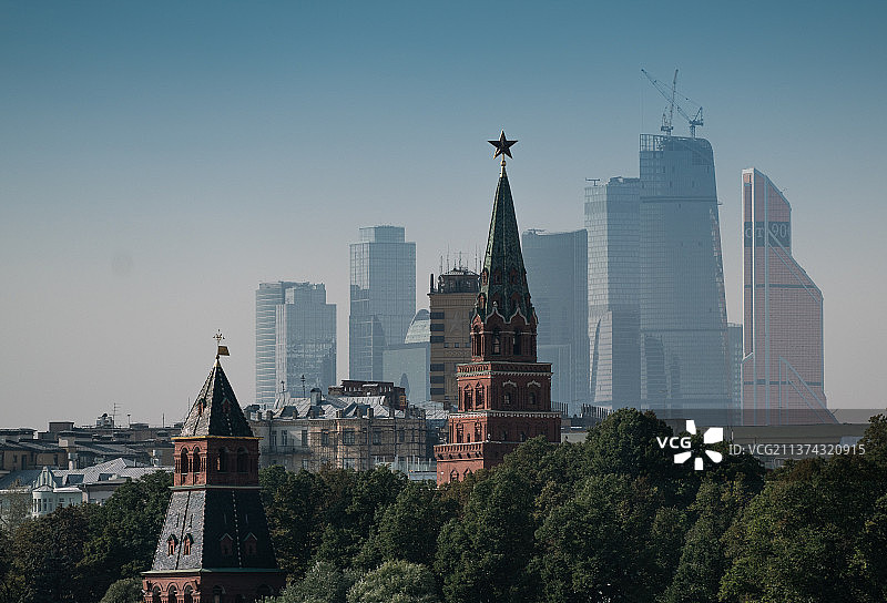 莫斯科克里姆林宫和远处的新城图片素材