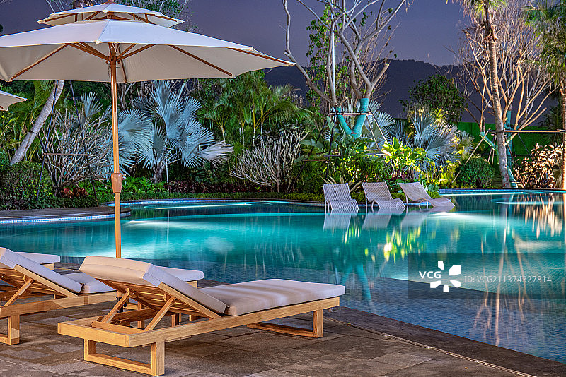 游泳池、度假、休闲、娱乐、酒店、水池、椅子、泳池夜景图片素材