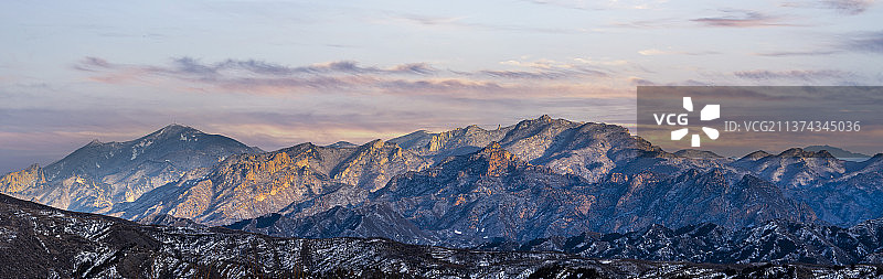 阳光撒在山脉的山坡上图片素材