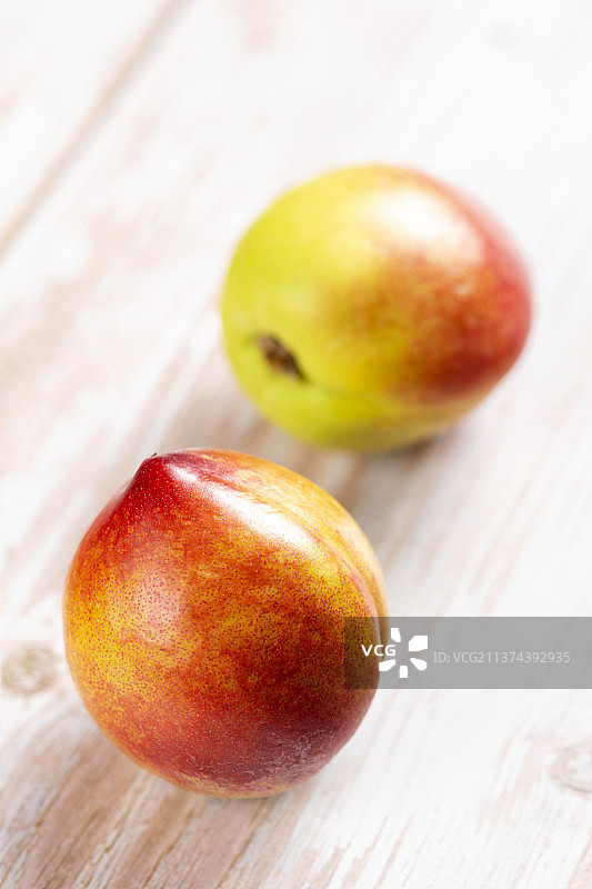 新鲜的油桃摆放在桌面上特写图片素材