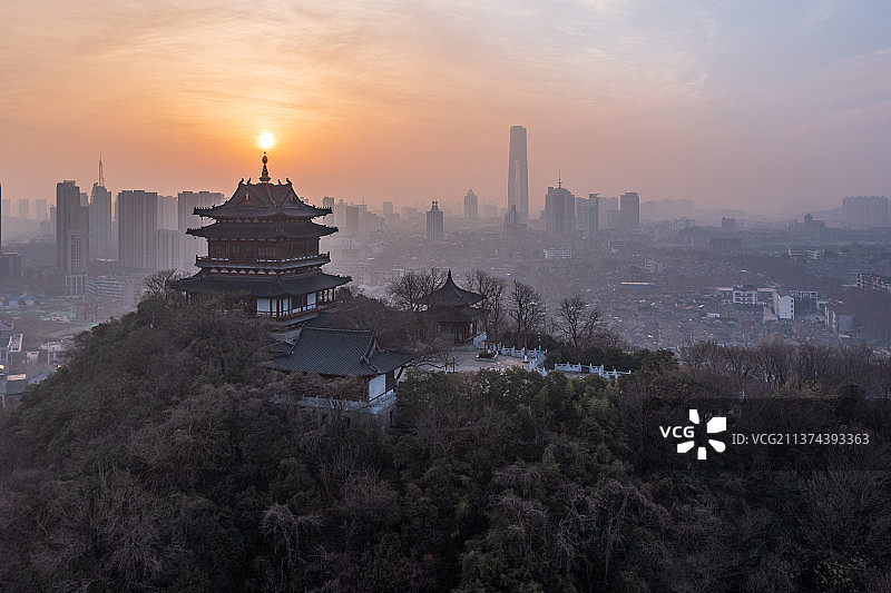 晨雾中的江苏省镇江市西津渡日出风光图片素材