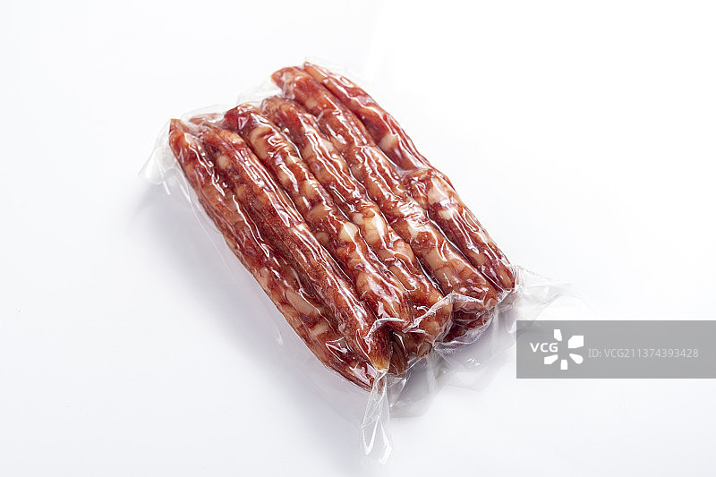一袋真空包装腊肠特写图片素材
