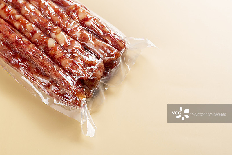 一袋真空包装腊肠特写图片素材