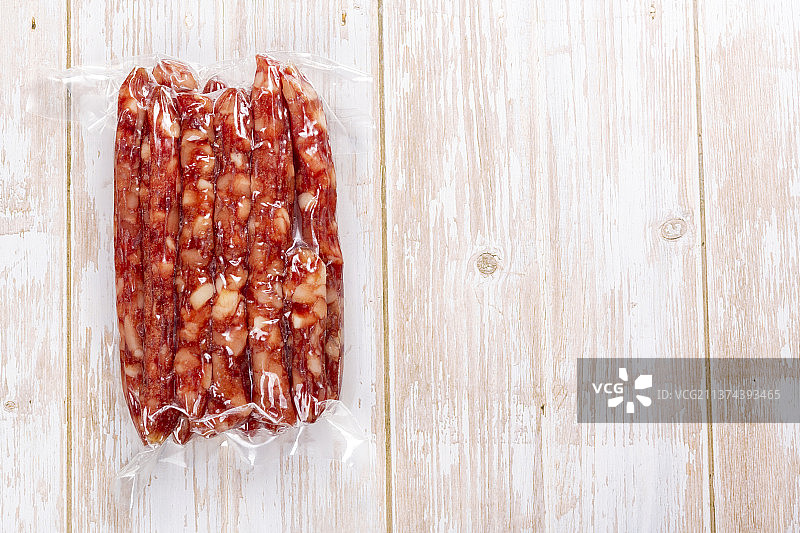 一袋真空包装腊肠特写图片素材