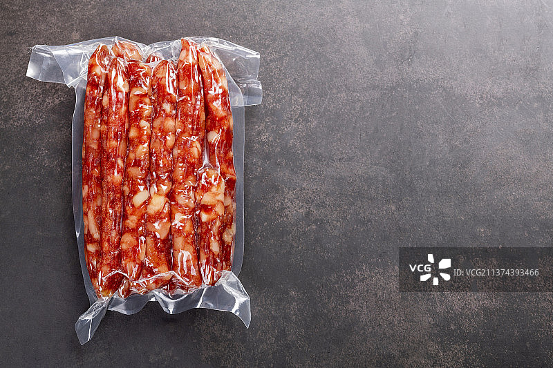 一袋真空包装腊肠特写图片素材