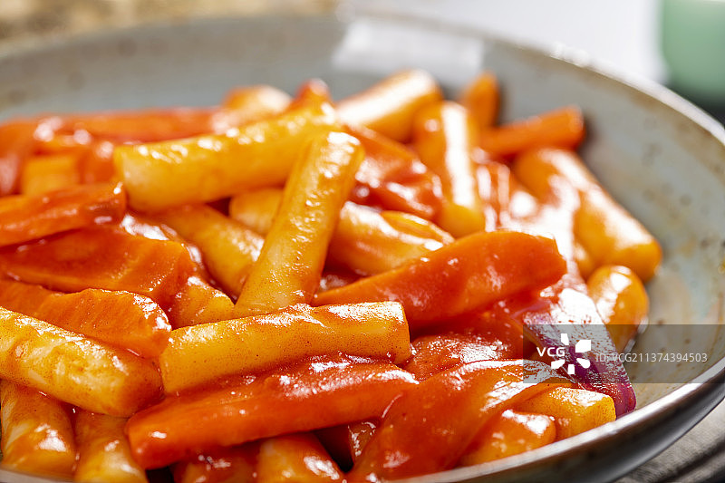 一盘韩式炒年糕特写图片素材