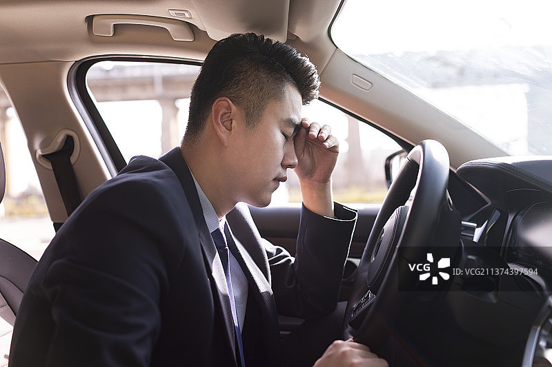 商务精英在车上休息图片素材