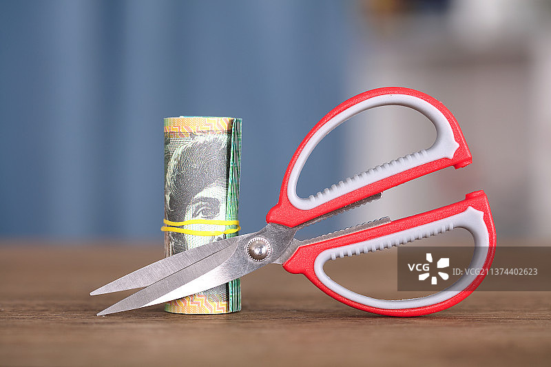 剪刀去剪澳元钞票图片素材