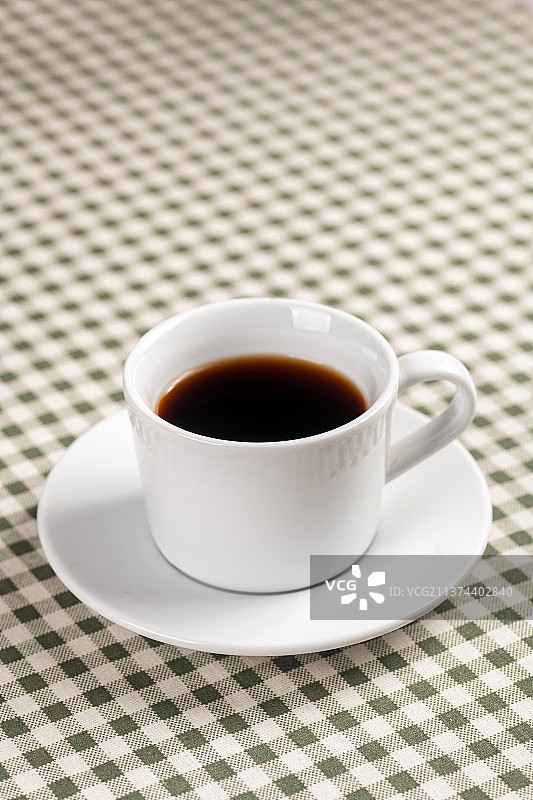 一杯咖啡摆放在桌面上特写图片素材