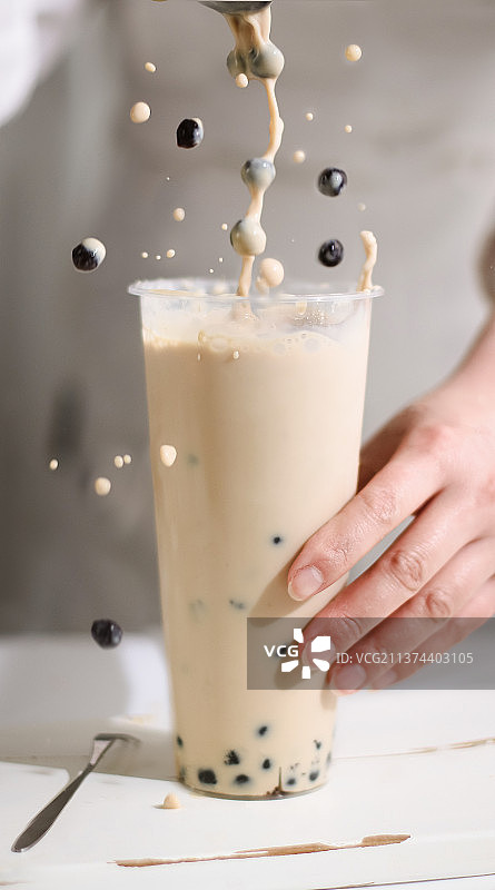 不规则的手拿着冰咖啡图片素材