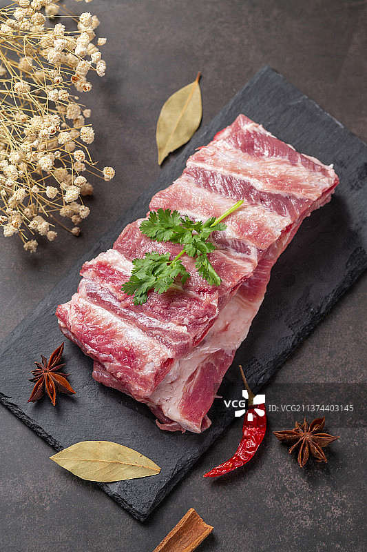 新鲜的猪排骨特写图片素材