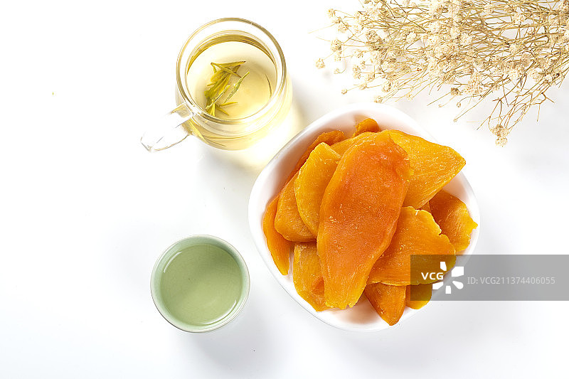 一盘红薯片山芋片特写图片素材