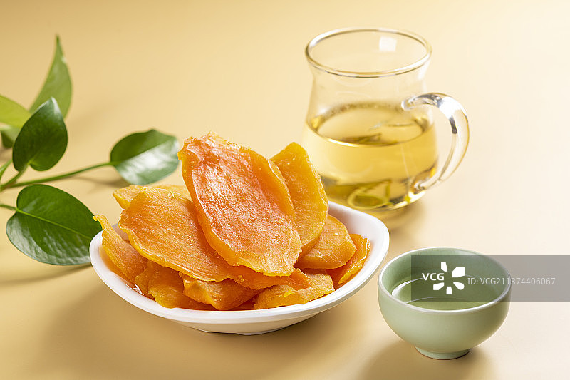 一盘红薯片山芋片特写图片素材