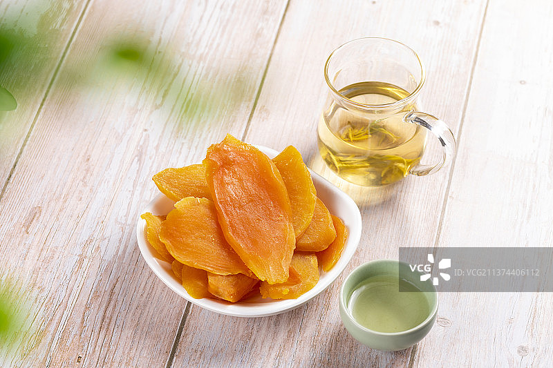 一盘红薯片山芋片特写图片素材