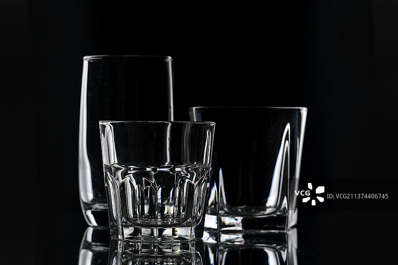 玻璃杯水杯高脚杯特写黑色背景白色背景图片素材