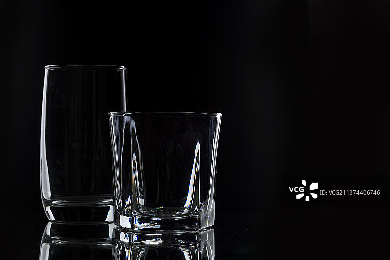玻璃杯水杯高脚杯特写黑色背景白色背景图片素材