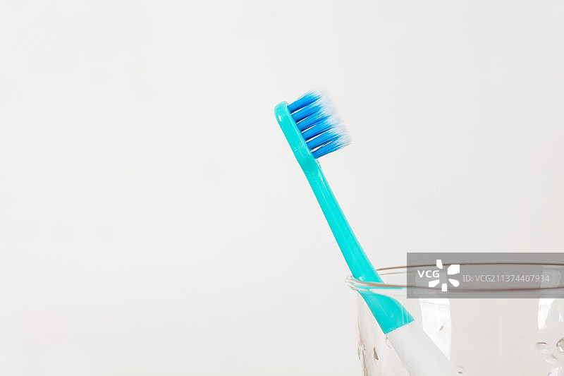 玻璃杯里的牙刷图片素材