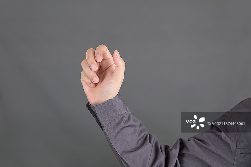 一只手在灰背景前图片素材