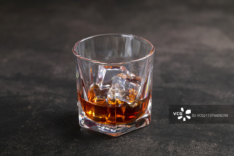 一杯放着冰块的洋酒特写图片素材