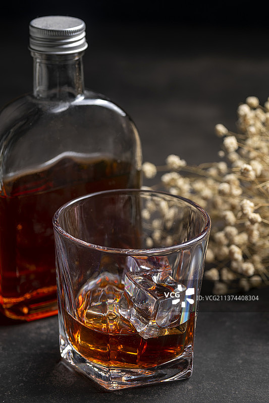 一杯放着冰块的洋酒特写图片素材