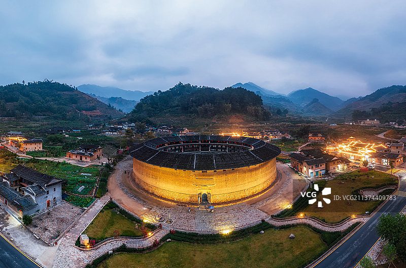 世界文化遗产、全国重点文物保护单位福建漳州市华安县仙都镇大地土楼群——二宜楼夜景航拍图片素材