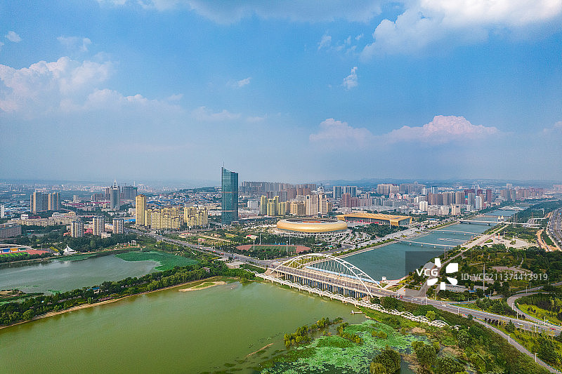 中国河南三门峡夏季城市天际线都市风光航拍视角全景图片素材