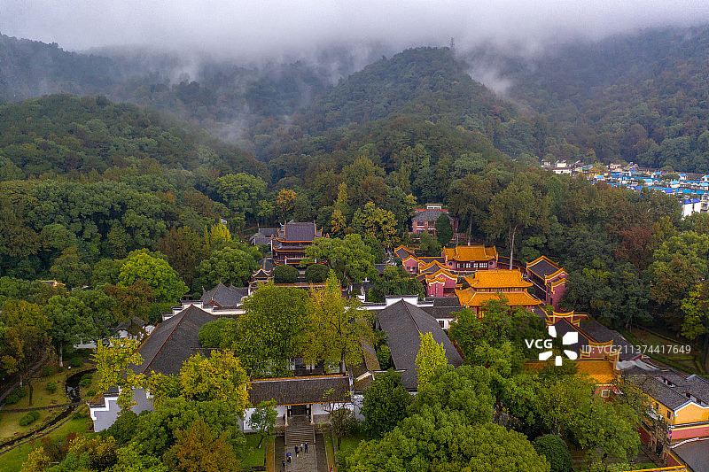 丛林掩映中的岳麓书院+湖南省长沙市岳麓区岳麓山风景名胜区岳麓书院图片素材