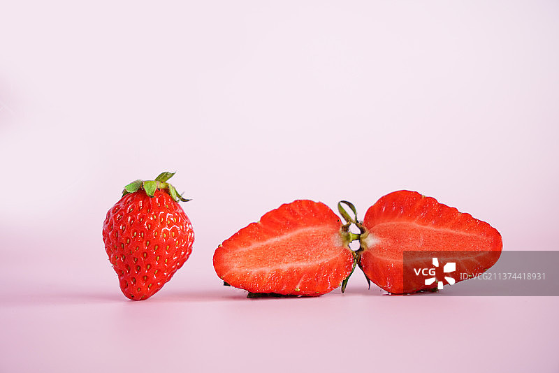粉红色背景下草莓的特写镜头图片素材