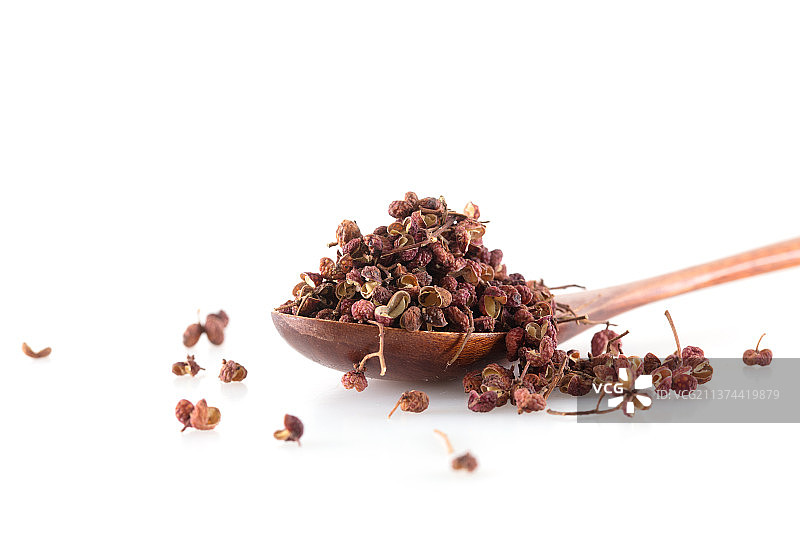 干花椒在木勺子里图片素材