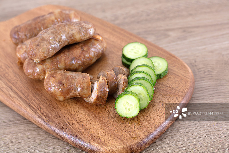 切开的香肠和切片的黄瓜图片素材