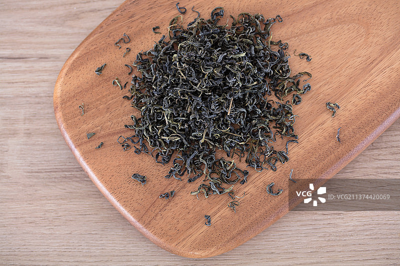 日照绿茶在砧板上图片素材