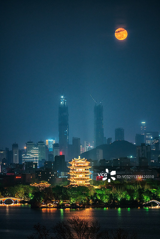 山东济南大明湖超然楼与CBD建设夜景图片素材