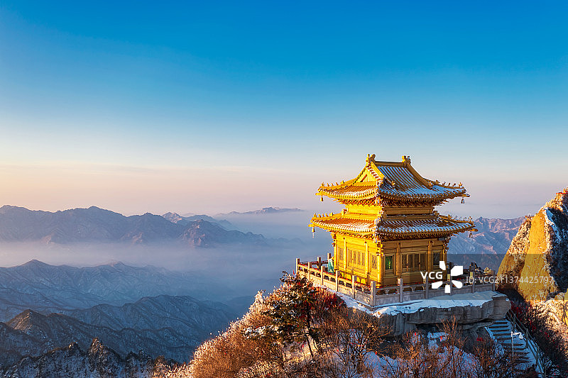 河南省洛阳栾川老君山金顶道观群玉皇顶冬季雪景户外航拍图片素材