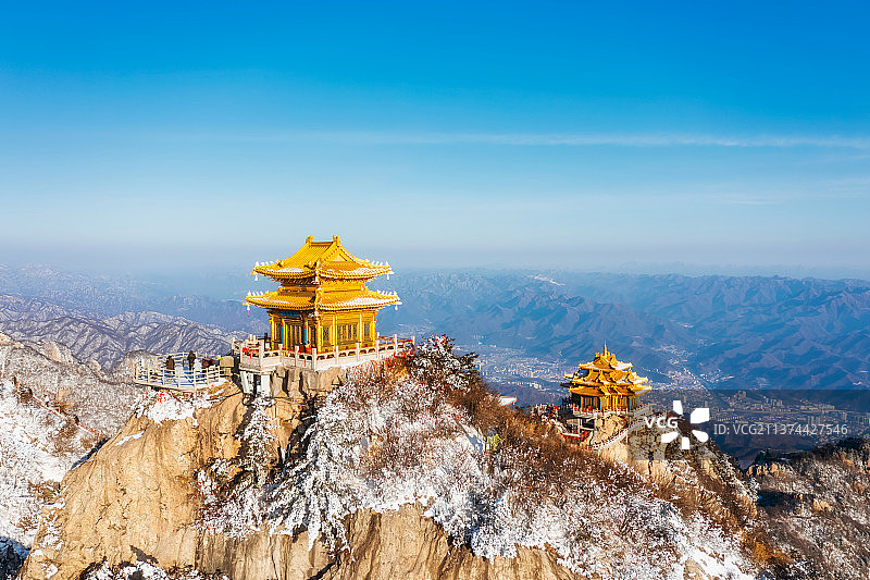 河南省洛阳栾川老君山金顶道观群玉皇顶冬季雪景户外航拍图片素材