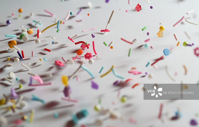 彩色各类糖果掉落在白背景上棚拍创意图图片素材