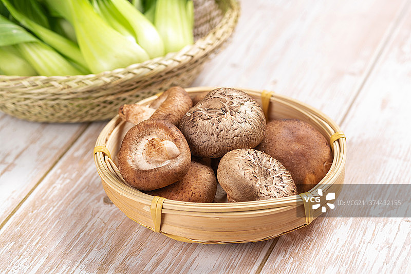 保健蔬菜一簸箕鲜香菇特写图片素材