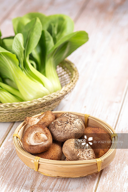 保健蔬菜一簸箕鲜香菇特写图片素材