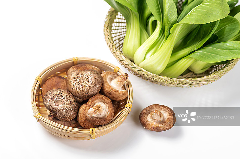 保健蔬菜一簸箕鲜香菇特写图片素材