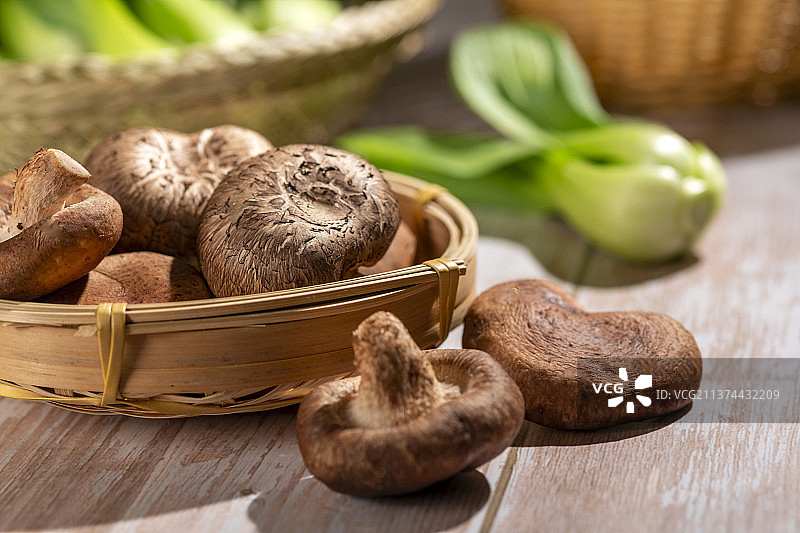 保健蔬菜一簸箕鲜香菇特写图片素材