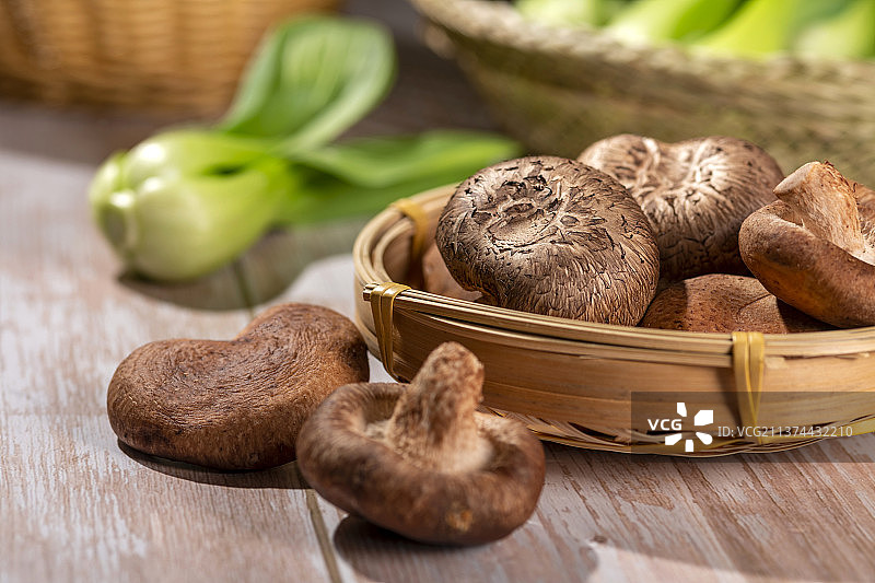 保健蔬菜一簸箕鲜香菇特写图片素材