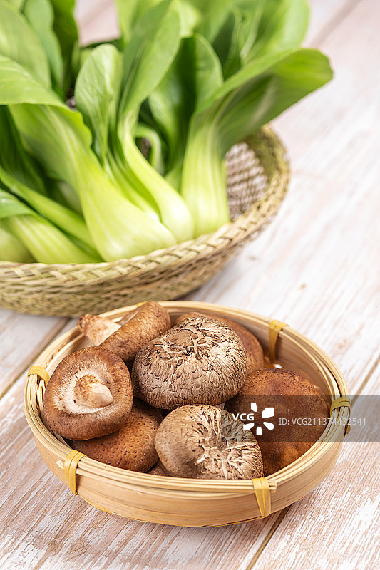 新鲜蔬菜香菇与油菜摆放在桌面上特写图片素材
