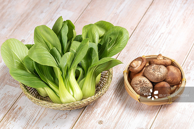 新鲜蔬菜香菇与油菜摆放在桌面上特写图片素材