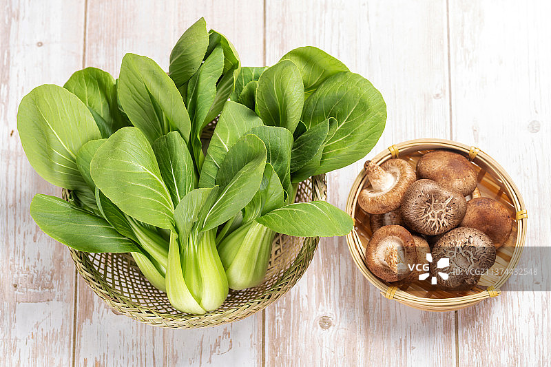 新鲜蔬菜香菇与油菜摆放在桌面上特写图片素材