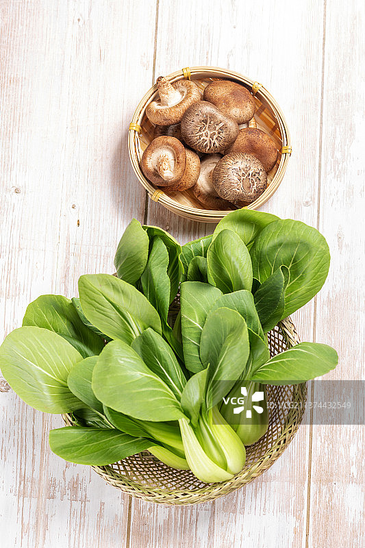 新鲜蔬菜香菇与油菜摆放在桌面上特写图片素材