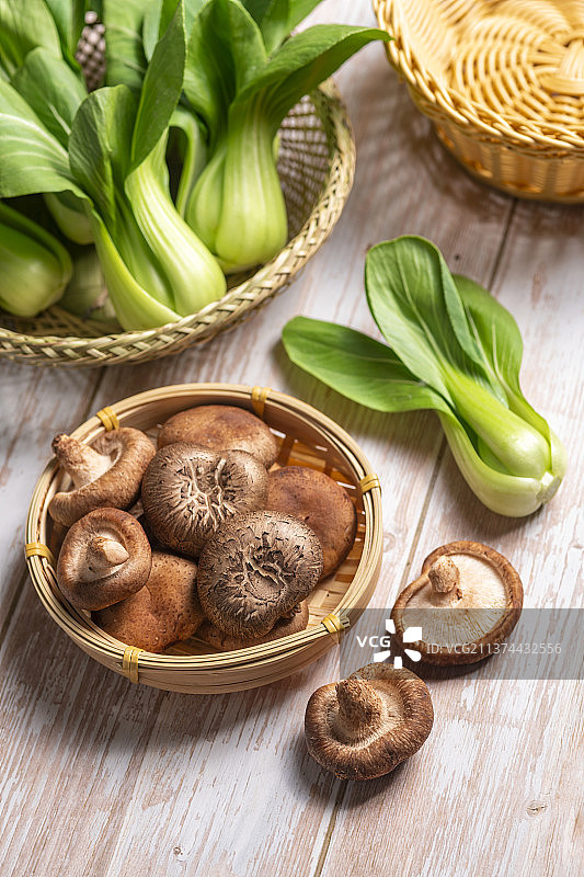 新鲜蔬菜香菇与油菜摆放在桌面上特写图片素材