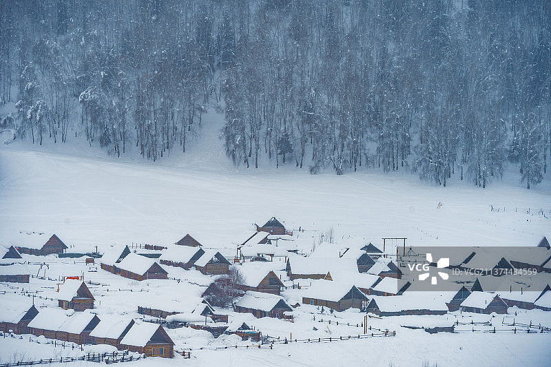 冬季新疆冰雪冬天白色震撼少见封面壁纸广告雾凇冷零下阿勒泰喀纳斯禾木图片素材