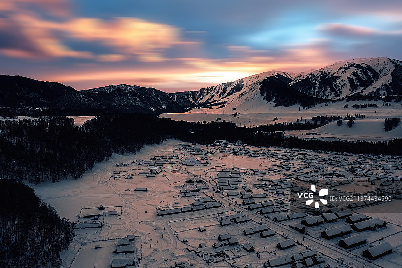 冬季新疆冰雪冬天白色震撼少见封面壁纸广告雾凇冷零下阿勒泰喀纳斯禾木图片素材