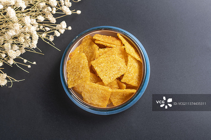 休闲零食小米锅巴与茶水摆放在桌面上特写图片素材